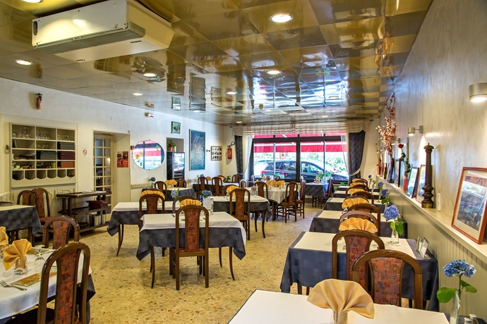 Imagen del bar/restaurante del Hotel Logis H&ocirc;tel Les Platanes. Foto 5