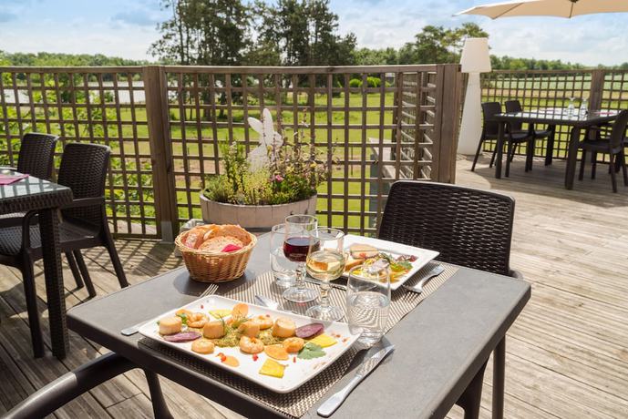 Imagen del bar/restaurante del Hotel Logis Hôtel Restaurant La Vieille Ferme. Foto 8