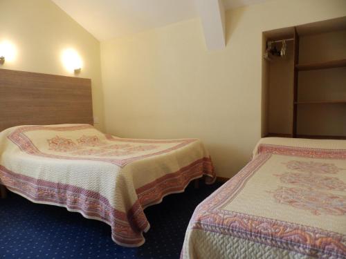 Imagen de la habitación del Hotel Logis H&ocirc;tel Restaurant Les C&eacute;vennes. Foto 7