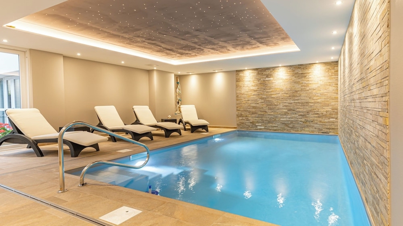 Imagen de la piscina del Hotel Logis H&ocirc;tel Restaurant and Spa Au Soleil. Foto 16