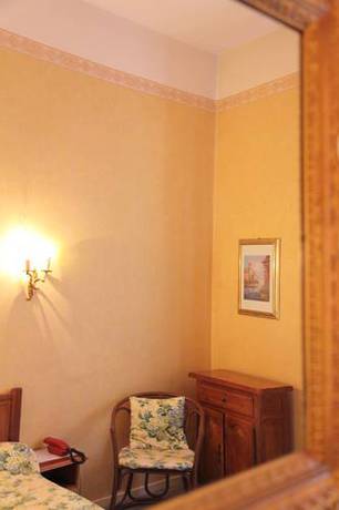 Imagen de la habitación del Hotel Logis Hôtel Saint Clair. Foto 6