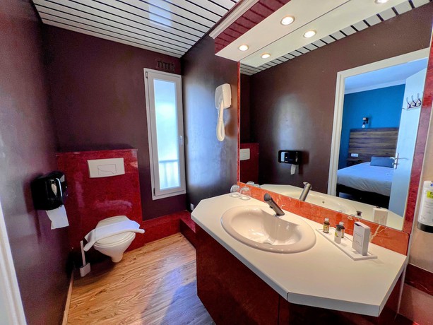 Imagen de la habitación del Hotel Logis H&ocirc;tel Spa de la Poste. Foto 5