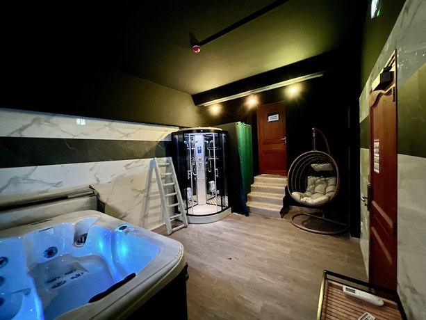 Imagen de la piscina del Hotel Logis H&ocirc;tel Spa de la Poste. Foto 12