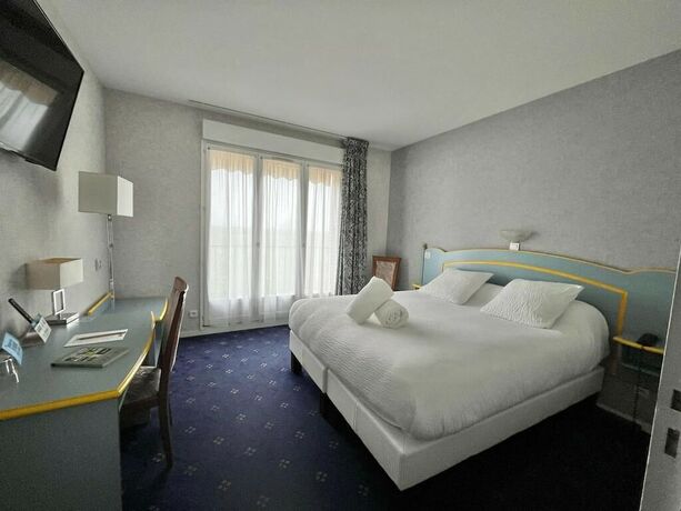 Imagen de la habitación del Hotel Logis H&ocirc;tel Sully le Ch&acirc;teau. Foto 13