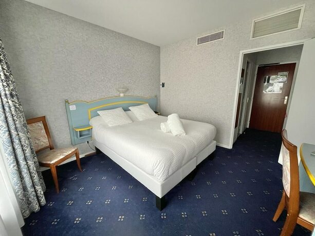 Imagen de la habitación del Hotel Logis H&ocirc;tel Sully le Ch&acirc;teau. Foto 14