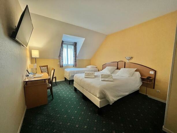 Imagen de la habitación del Hotel Logis H&ocirc;tel Sully le Ch&acirc;teau. Foto 15