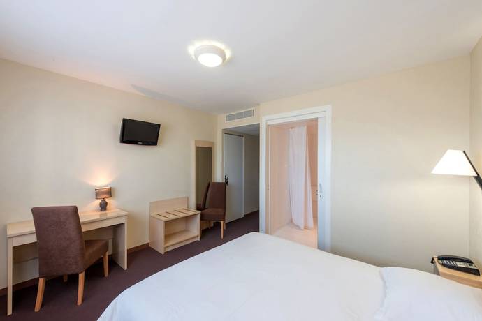 Imagen de la habitación del Hotel Logis H&ocirc;tel Talencia. Foto 16