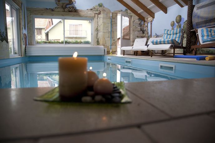 Imagen de la piscina del Hotel Logis Hôtel à l\'Etoile d\'Or. Foto 15