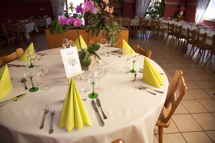 Imagen del bar/restaurante del Hotel Logis Hôtel à l\'Etoile d\'Or. Foto 4