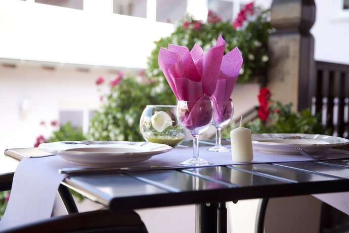 Imagen de los exteriores del Hotel Logis Hôtel à l\'Etoile d\'Or. Foto 11