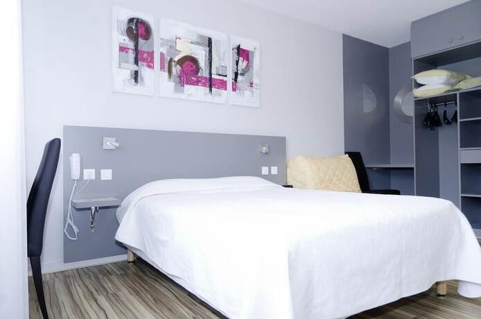 Imagen de la habitación del Hotel Logis H&ocirc;tel de la Bruyere. Foto 15