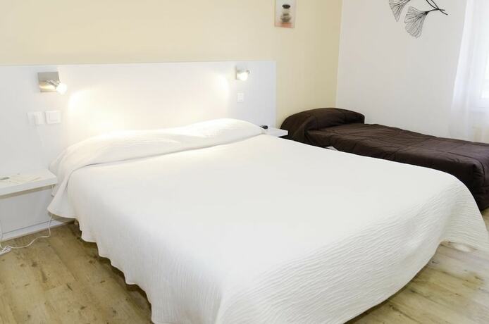 Imagen de la habitación del Hotel Logis H&ocirc;tel de la Bruyere. Foto 16