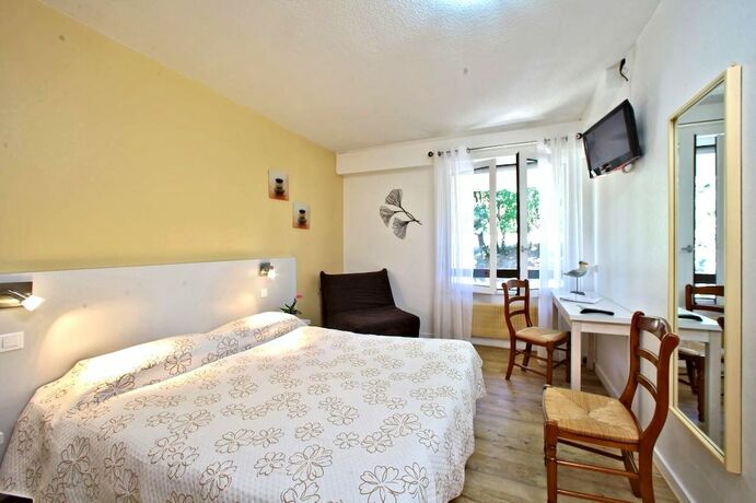 Imagen de la habitación del Hotel Logis H&ocirc;tel de la Bruyere. Foto 17