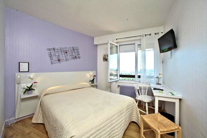 Imagen de la habitación del Hotel Logis H&ocirc;tel de la Bruyere. Foto 18