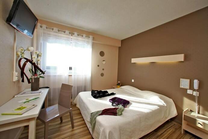 Imagen de la habitación del Hotel Logis H&ocirc;tel de la Bruyere. Foto 19