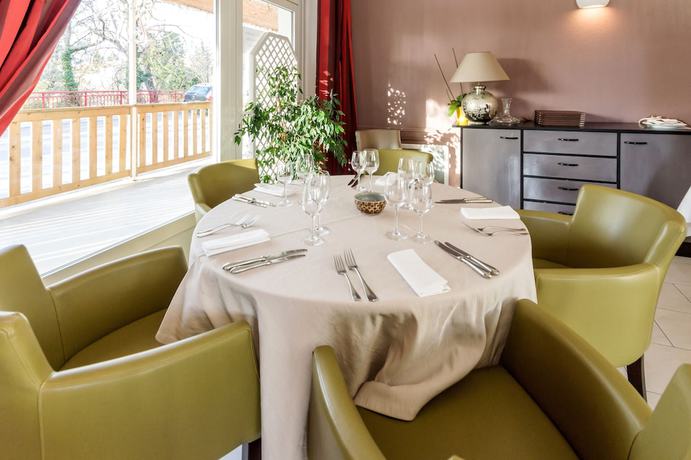Imagen del bar/restaurante del Hotel Logis H&ocirc;tel du Jabron. Foto 6