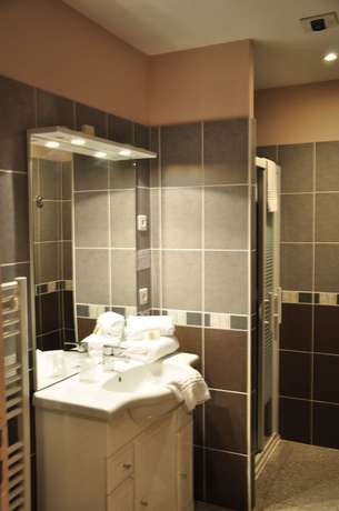Imagen de la habitación del Hotel Logis H&ocirc;tel du Parc, Le Fraysse. Foto 5