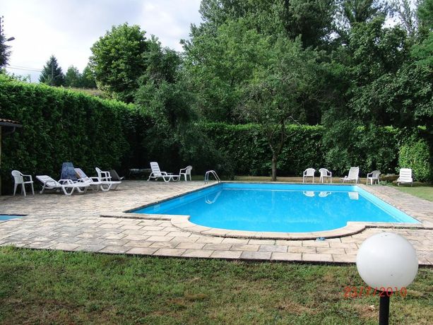 Imagen de la piscina del Hotel Logis H&ocirc;tel du Parc, Le Fraysse. Foto 19