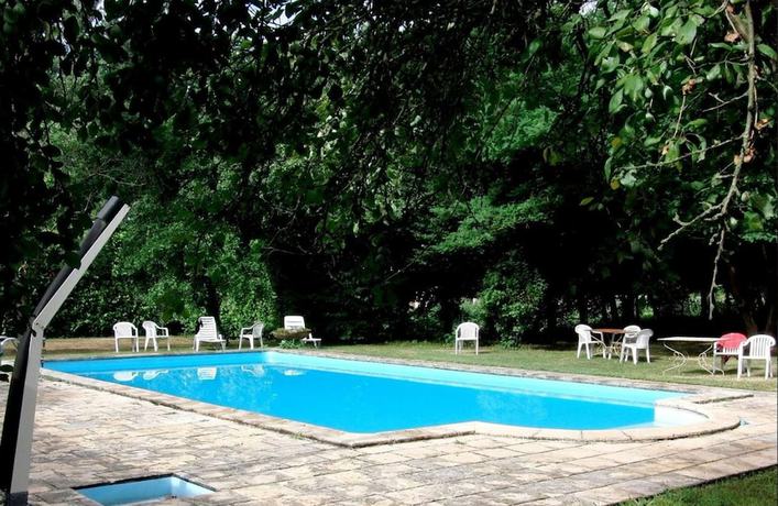Imagen de la piscina del Hotel Logis H&ocirc;tel du Parc, Le Fraysse. Foto 20