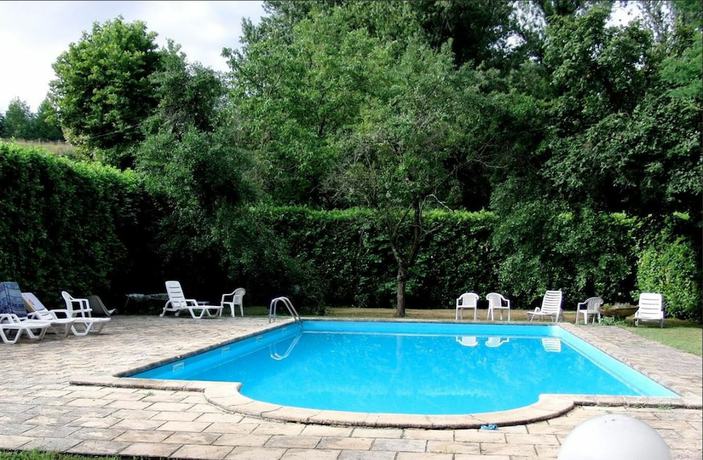 Imagen de los exteriores del Hotel Logis H&ocirc;tel du Parc, Le Fraysse. Foto 17