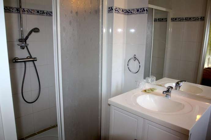 Imagen de la habitación del Hotel Logis H&ocirc;tel du Parc, Le Fraysse. Foto 11