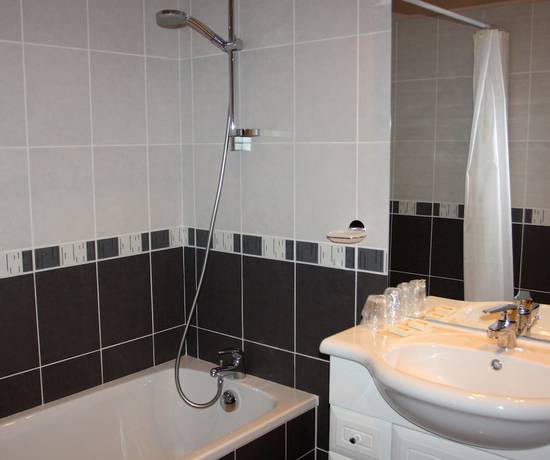 Imagen de la habitación del Hotel Logis H&ocirc;tel du Parc, Le Fraysse. Foto 16