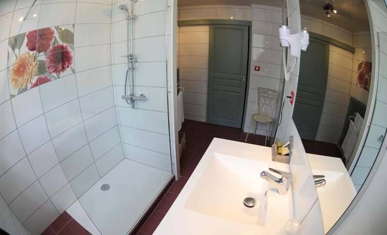 Imagen de la habitación del Hotel Logis Hôtel l\'Essille. Foto 9