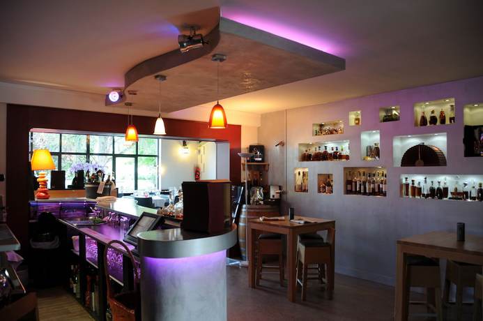 Imagen del bar/restaurante del Hotel Logis Hôtel l\'Essille. Foto 8