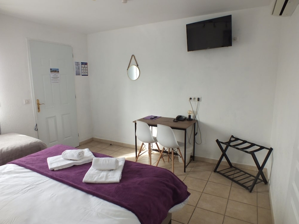 Imagen de la habitación del Hotel Logis Hôtel le Clos Saint-Loup. Foto 8