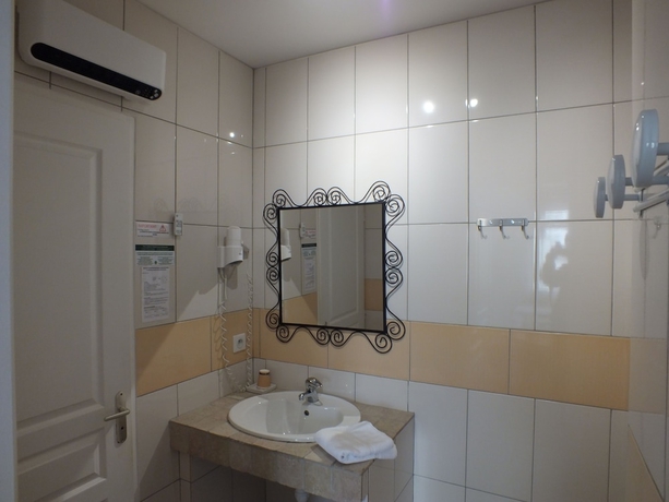 Imagen de la habitación del Hotel Logis Hôtel le Clos Saint-Loup. Foto 11