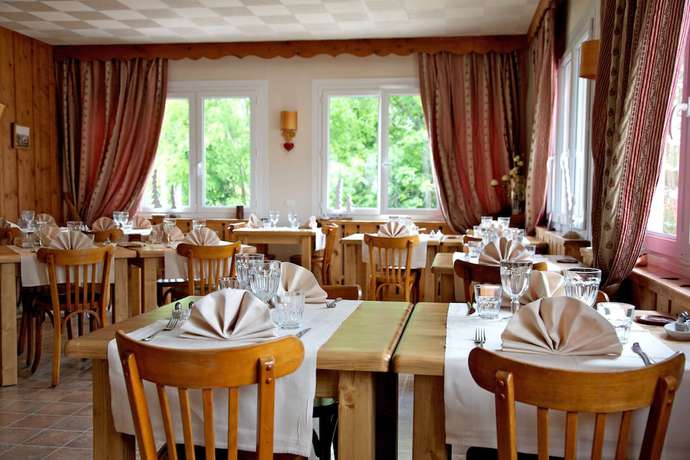 Imagen del bar/restaurante del Hotel Logis H&ocirc;tel les Arobiers. Foto 7