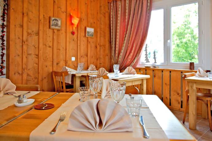 Imagen del bar/restaurante del Hotel Logis H&ocirc;tel les Arobiers. Foto 8