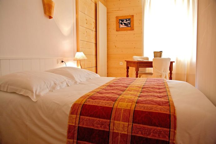 Imagen de la habitación del Hotel Logis H&ocirc;tel les Arobiers. Foto 13