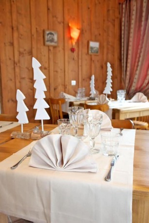 Imagen del bar/restaurante del Hotel Logis H&ocirc;tel les Arobiers. Foto 10