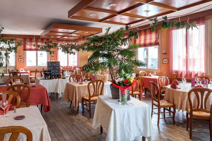 Imagen del bar/restaurante del Hotel Logis H&ocirc;tel les Voyageurs. Foto 3