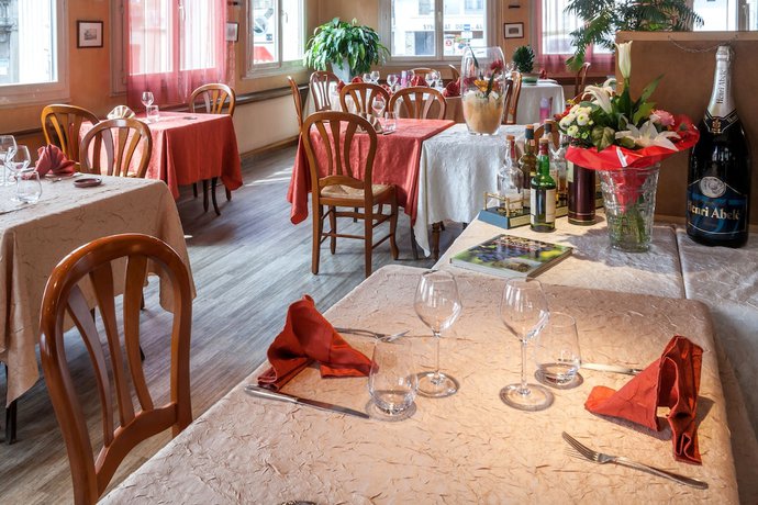 Imagen del bar/restaurante del Hotel Logis H&ocirc;tel les Voyageurs. Foto 4