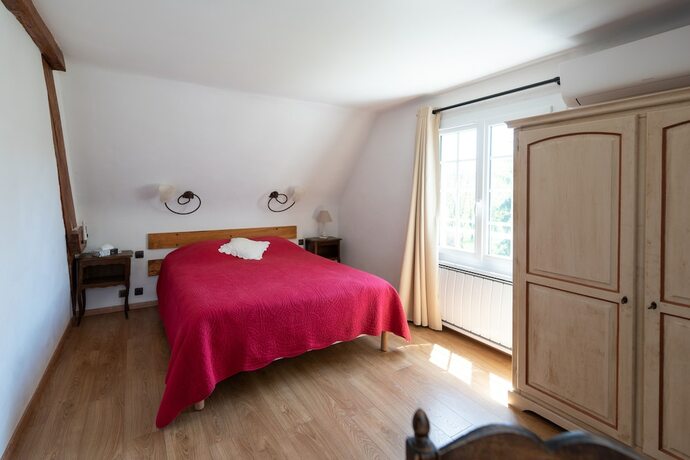 Imagen de la habitación del Hotel Logis H&ocirc;tels - H&ocirc;tel Restaurant Domaine Les Falaises. Foto 12