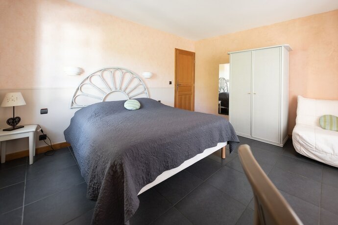 Imagen de la habitación del Hotel Logis H&ocirc;tels - H&ocirc;tel Restaurant Domaine Les Falaises. Foto 13
