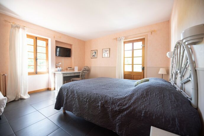 Imagen de la habitación del Hotel Logis H&ocirc;tels - H&ocirc;tel Restaurant Domaine Les Falaises. Foto 15