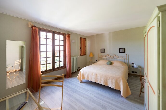 Imagen general del Hotel Logis H&ocirc;tels - H&ocirc;tel Restaurant Domaine Les Falaises. Foto 10