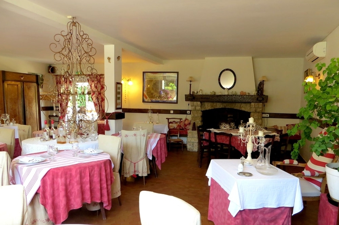 Imagen del bar/restaurante del Hotel Logis Hostellerie Du Clos Pit&eacute;. Foto 2
