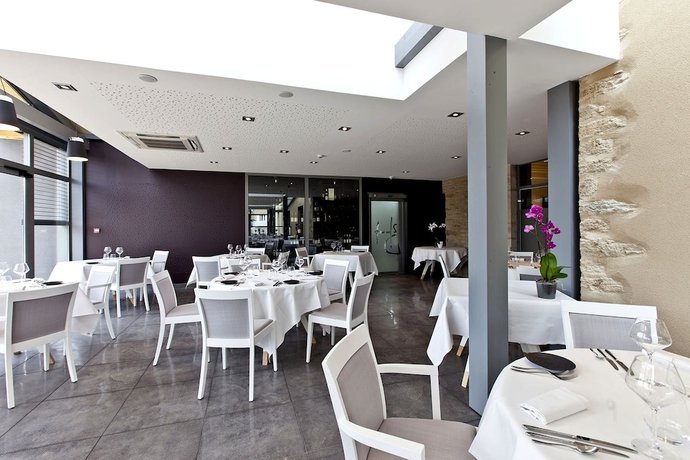 Imagen del bar/restaurante del Hotel Logis Hostellerie St Germain. Foto 4