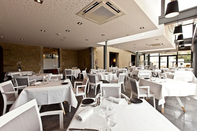 Imagen del bar/restaurante del Hotel Logis Hostellerie St Germain. Foto 5