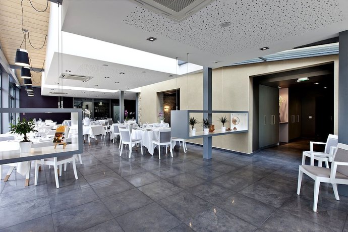 Imagen del bar/restaurante del Hotel Logis Hostellerie St Germain. Foto 6