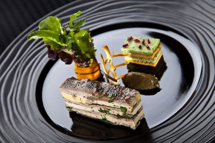 Imagen del bar/restaurante del Hotel Logis Hostellerie St Germain. Foto 10