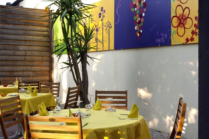 Imagen del bar/restaurante del Hotel Logis La Palette. Foto 2