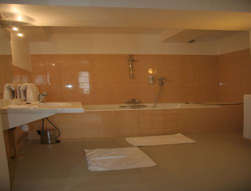 Imagen de la habitación del Hotel Logis La Sapini&egrave;re. Foto 7