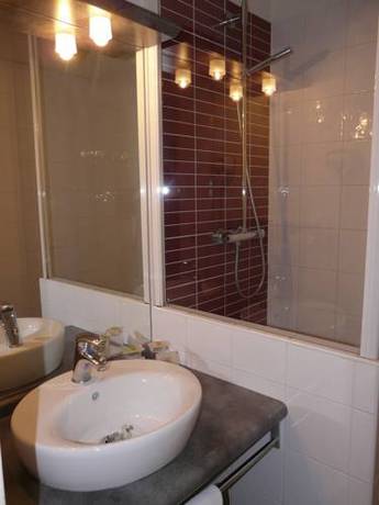 Imagen de la habitación del Hotel Logis Lacotel. Foto 3