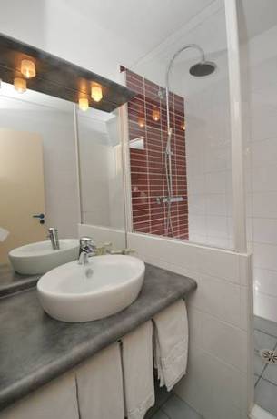 Imagen de la habitación del Hotel Logis Lacotel. Foto 4