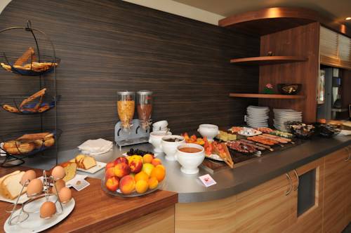 Imagen de la habitación del Hotel Logis Lacotel. Foto 5